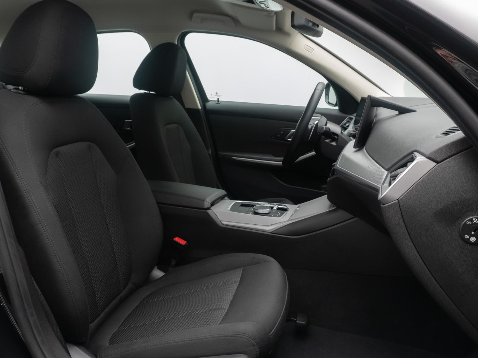 BMW 318i  Widscreen PDC GeschwindigReg DAB Cockpit+