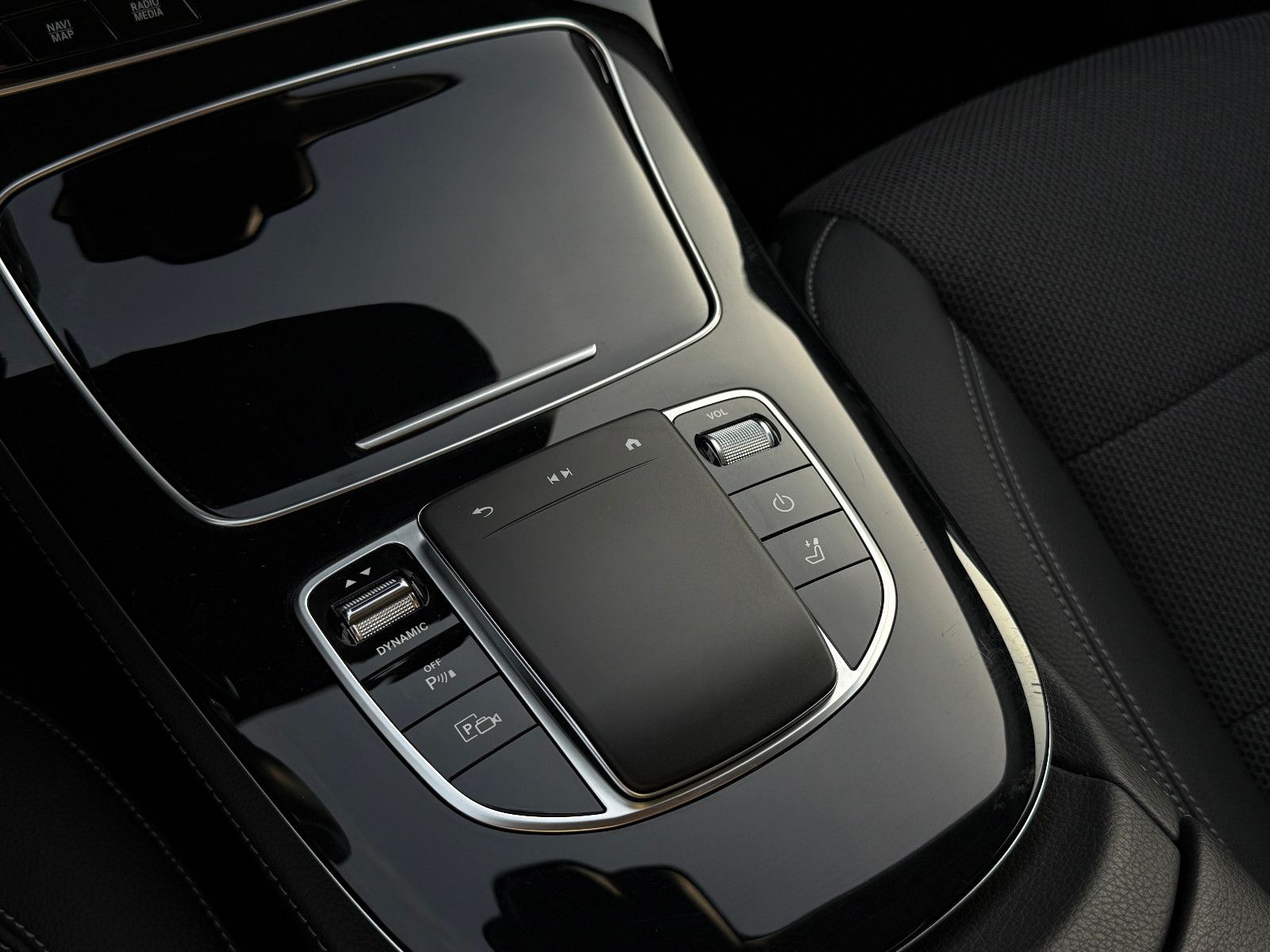 Fahrzeugabbildung Mercedes-Benz E 300de T Avg ACC HUD Keyless-Go Memory Kamera