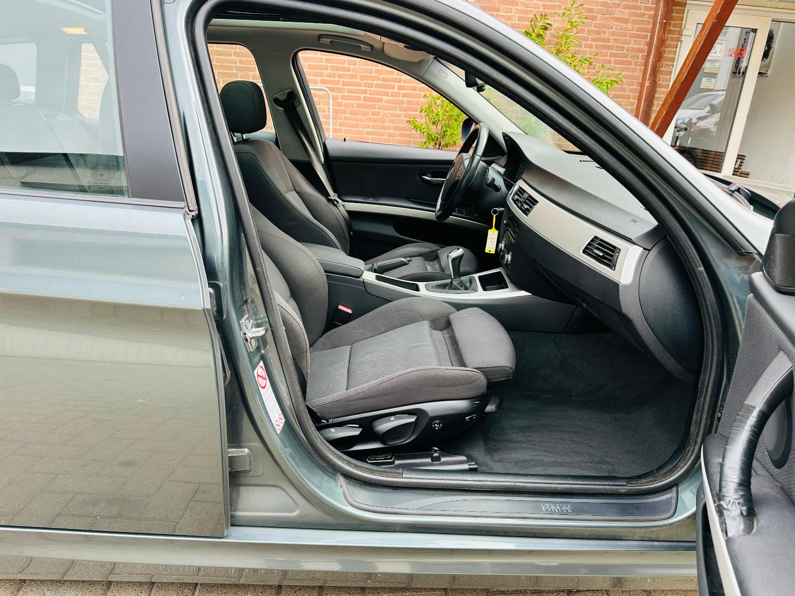 BMW 320 2009 — photo 13