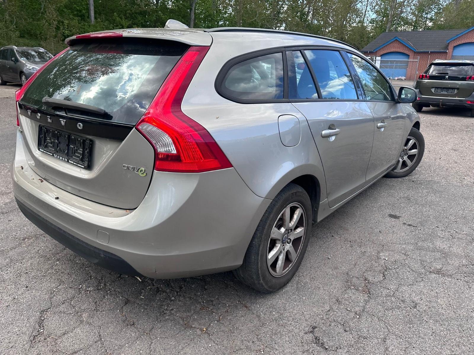 Volvo V60 2012 — photo 10