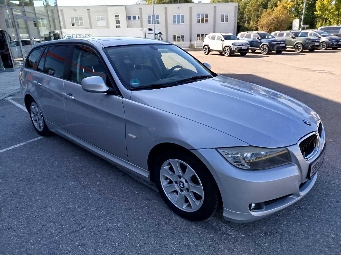 BMW 318 2010 — interior