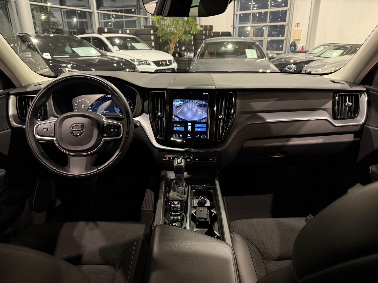 Fahrzeugabbildung Volvo XC60 Momentum Pro 2WD LED NAV DAB RFK SHZ ALU