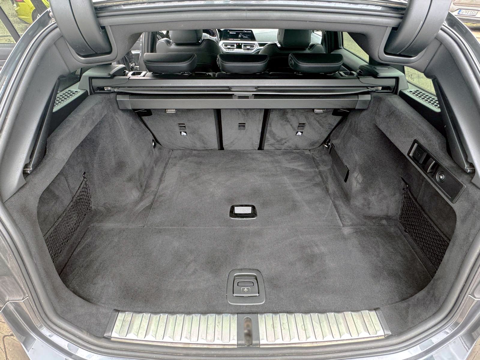 Fahrzeugabbildung BMW 320i Touring Sport-Line Steptr. LED KAM AHK NAV
