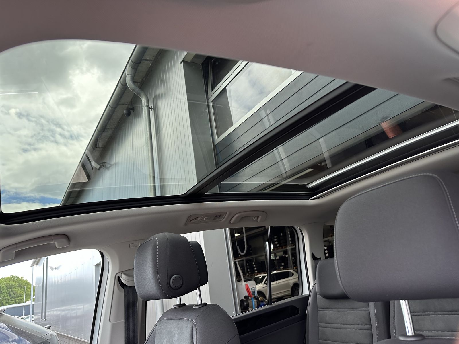 Fahrzeugabbildung Volkswagen Touran 2.0 TDI DSG Highline NAV+LED+AHK+KAM+PANO