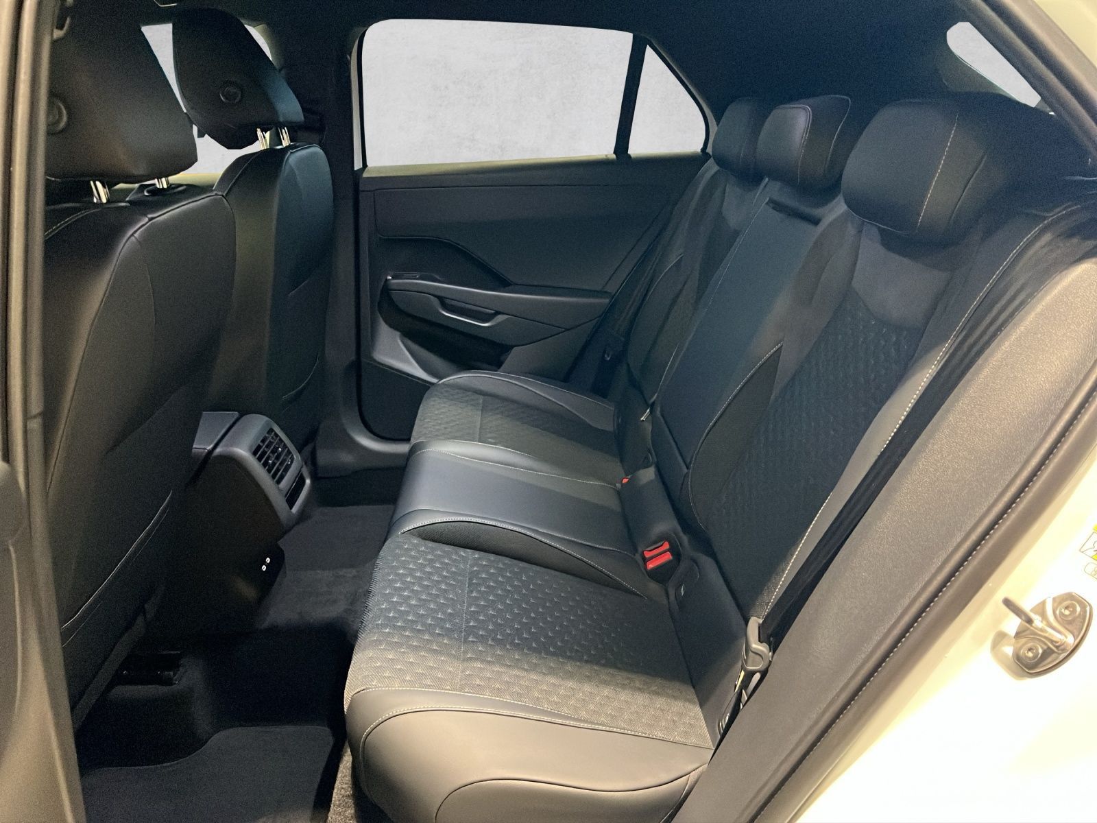 T-Roc R-Line 1.5 eTSI DSG ACC*CarPlay*Area View