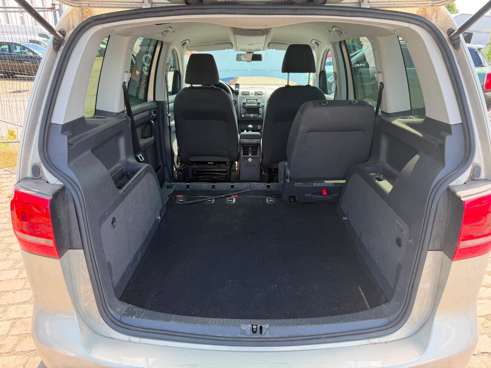 Volkswagen Touran 2012 — photo 11
