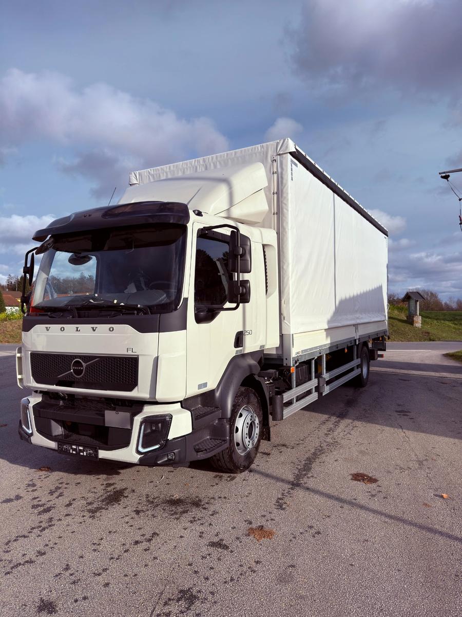 Volvo FL250 mit Junge Pritsche/Plane, Hoher Laderaum