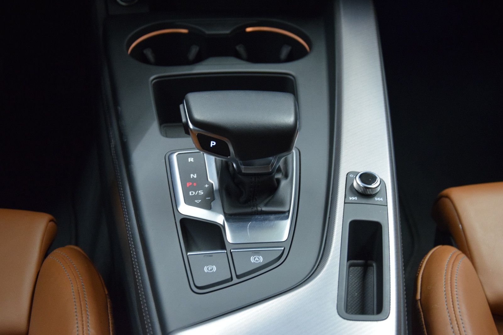 Fahrzeugabbildung Audi A4 Avant 40 TDI S line MATRIX 3-Zonen ACC