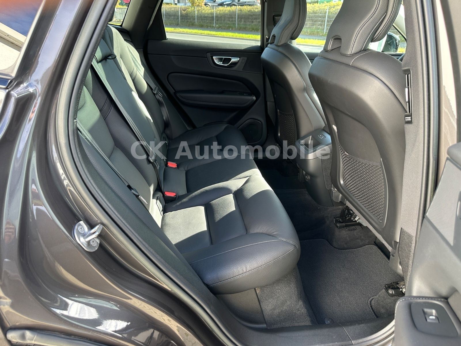 Fahrzeugabbildung Volvo XC60 B4 PlusDark AWD/BLIS/Leder/Pano/LED/360°Kam