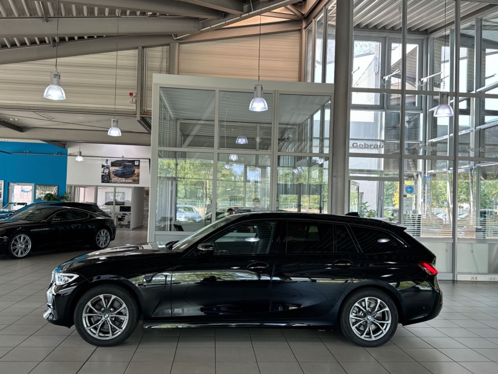 Fahrzeugabbildung BMW 320e Sport Line Laser AHK HUD DAB Komfort Panora