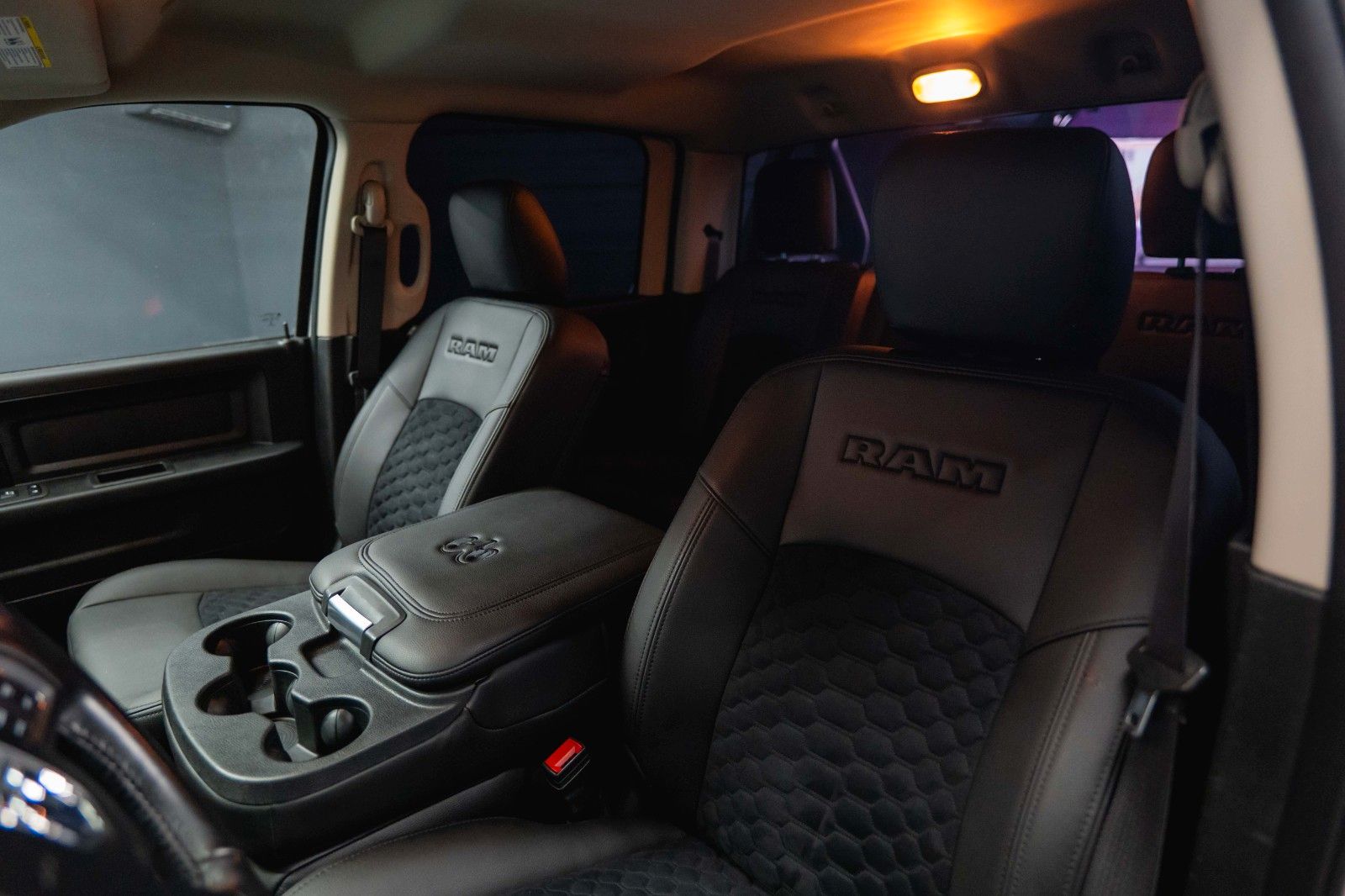 Fahrzeugabbildung Dodge RAM 5.7 V8 HEMI 4x4 OFFROAD Night-Paket *LED*AHK