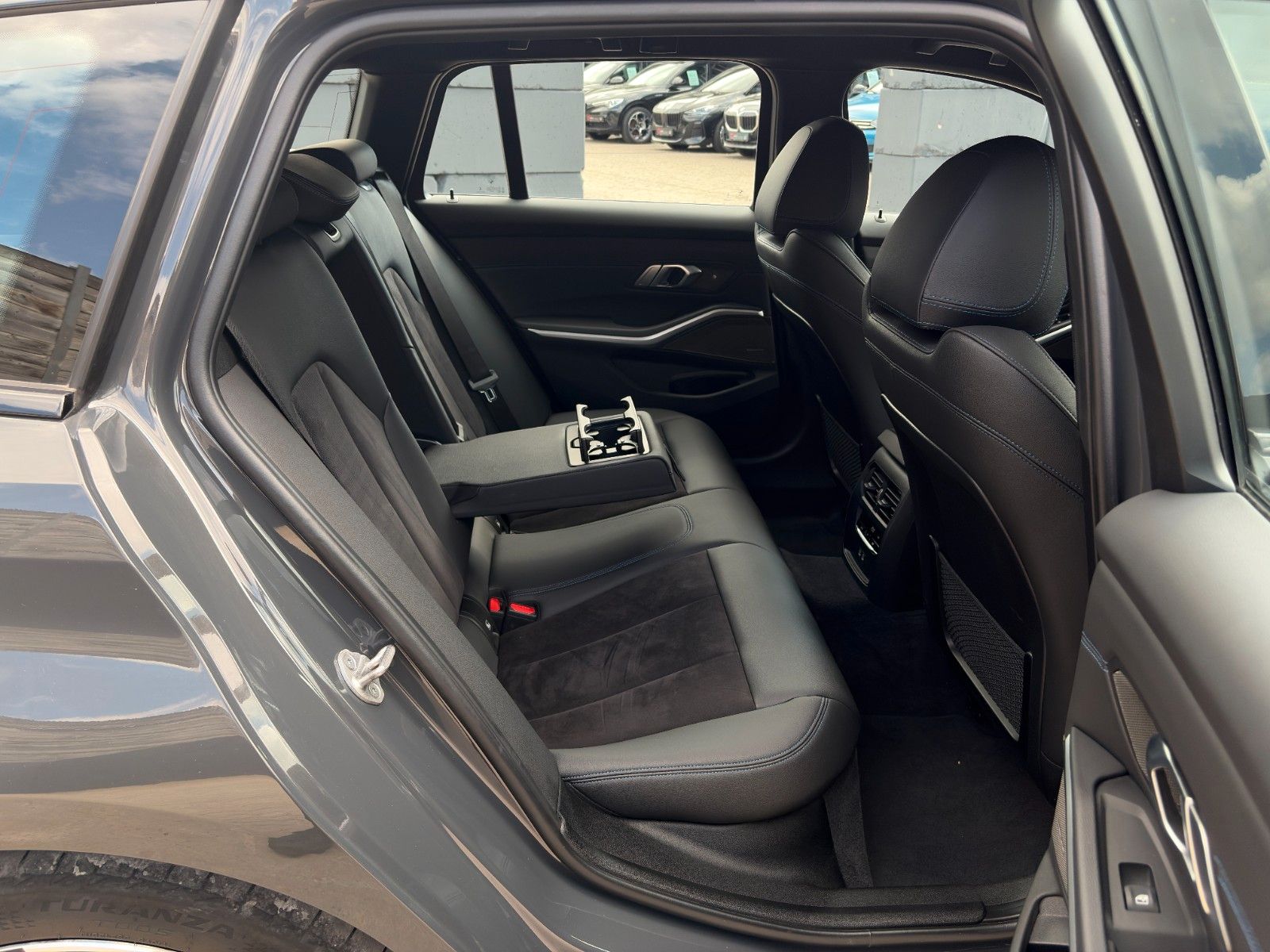 Fahrzeugabbildung BMW 330e Touring M Sport Alcan. Anthra. LC+ AHK H&K