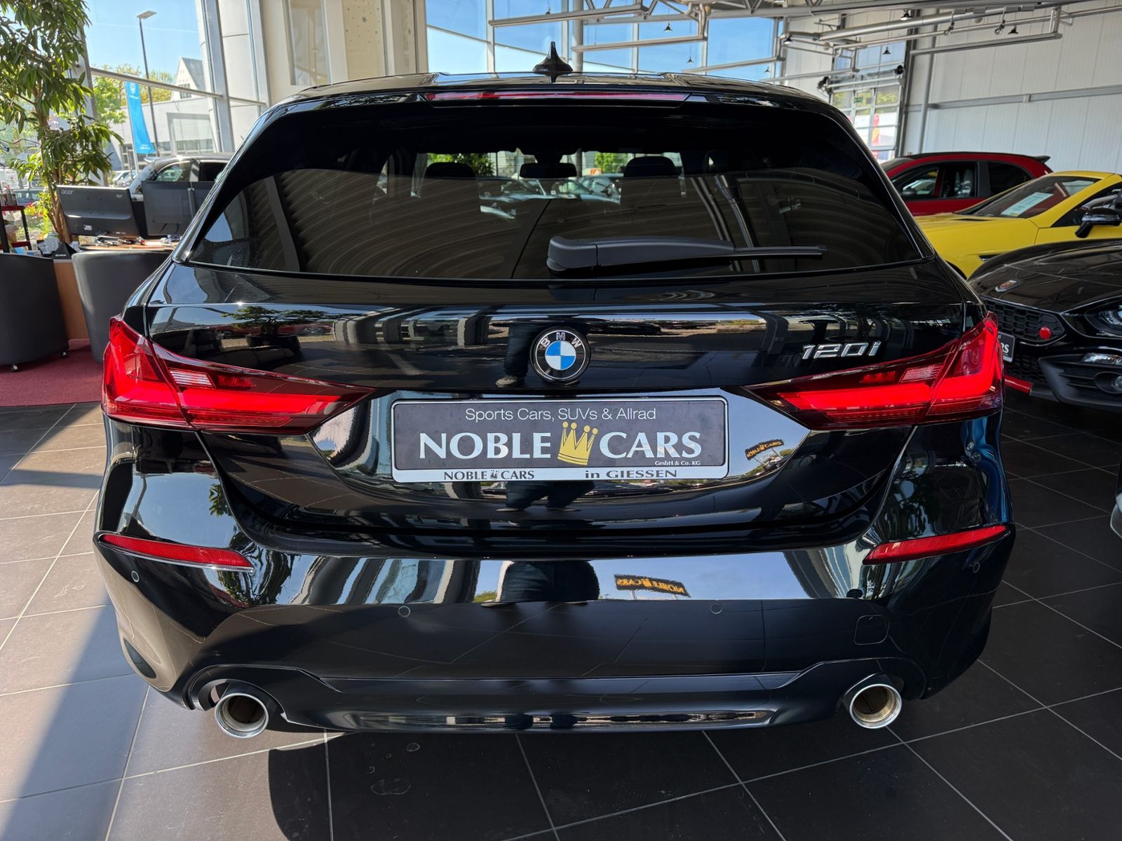 Fahrzeugabbildung BMW 120 i Advantage PANO HUD LED
