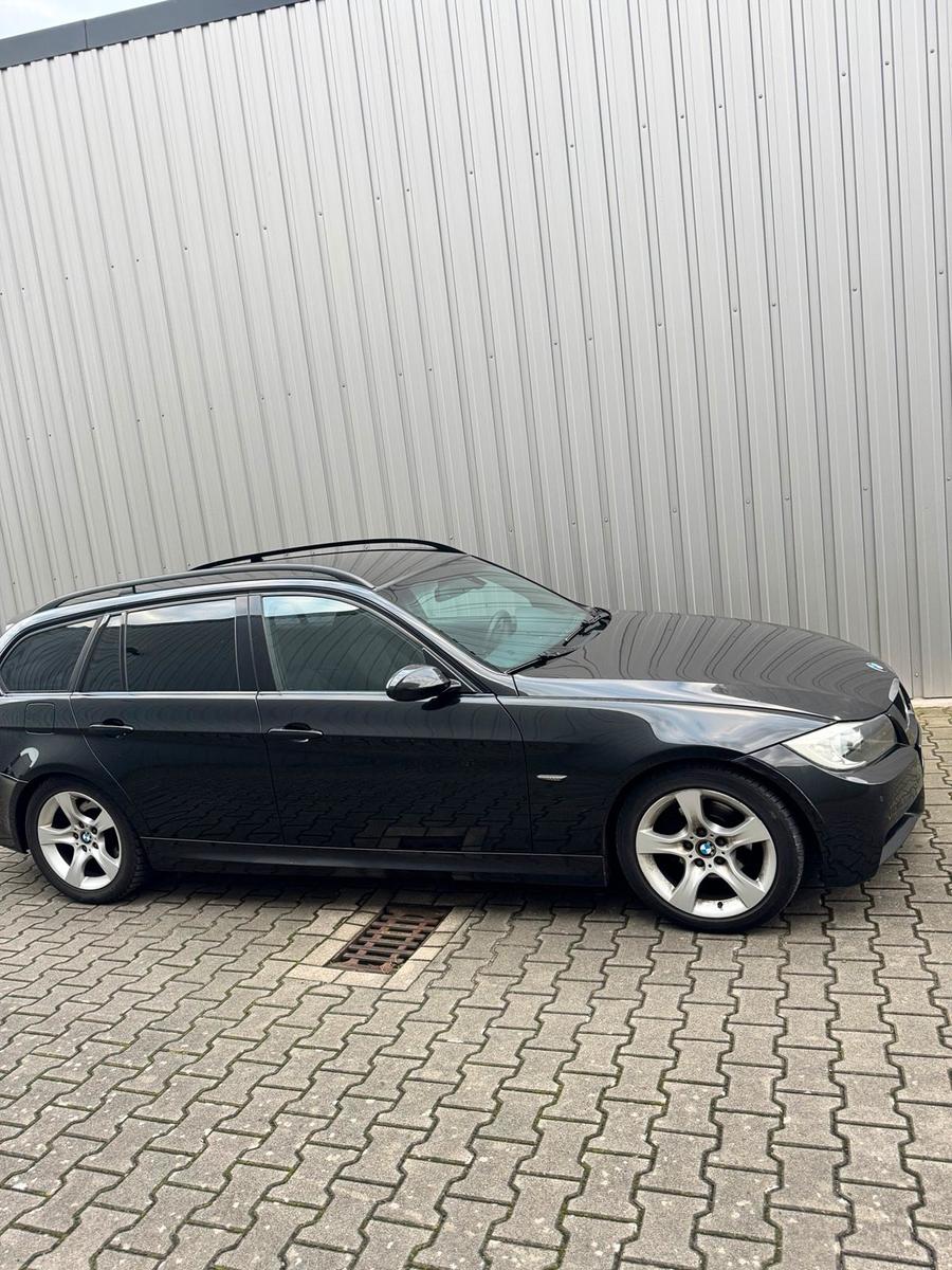 BMW 318 2008 — вигляд ззаду
