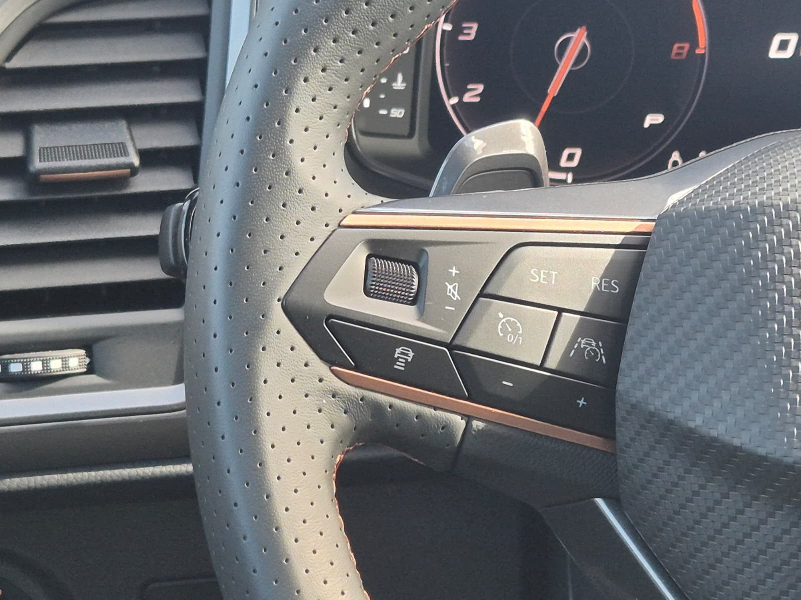 Fahrzeugabbildung CUPRA Ateca 1.5 TSI DSG PANO*DINAMICA*ACC*KAM*AHK*19"