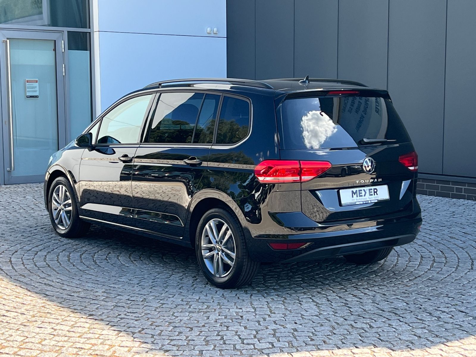 Fahrzeugabbildung Volkswagen Touran Comfortline 1.5 TSI DSG *7-Sitzer, Easy-O