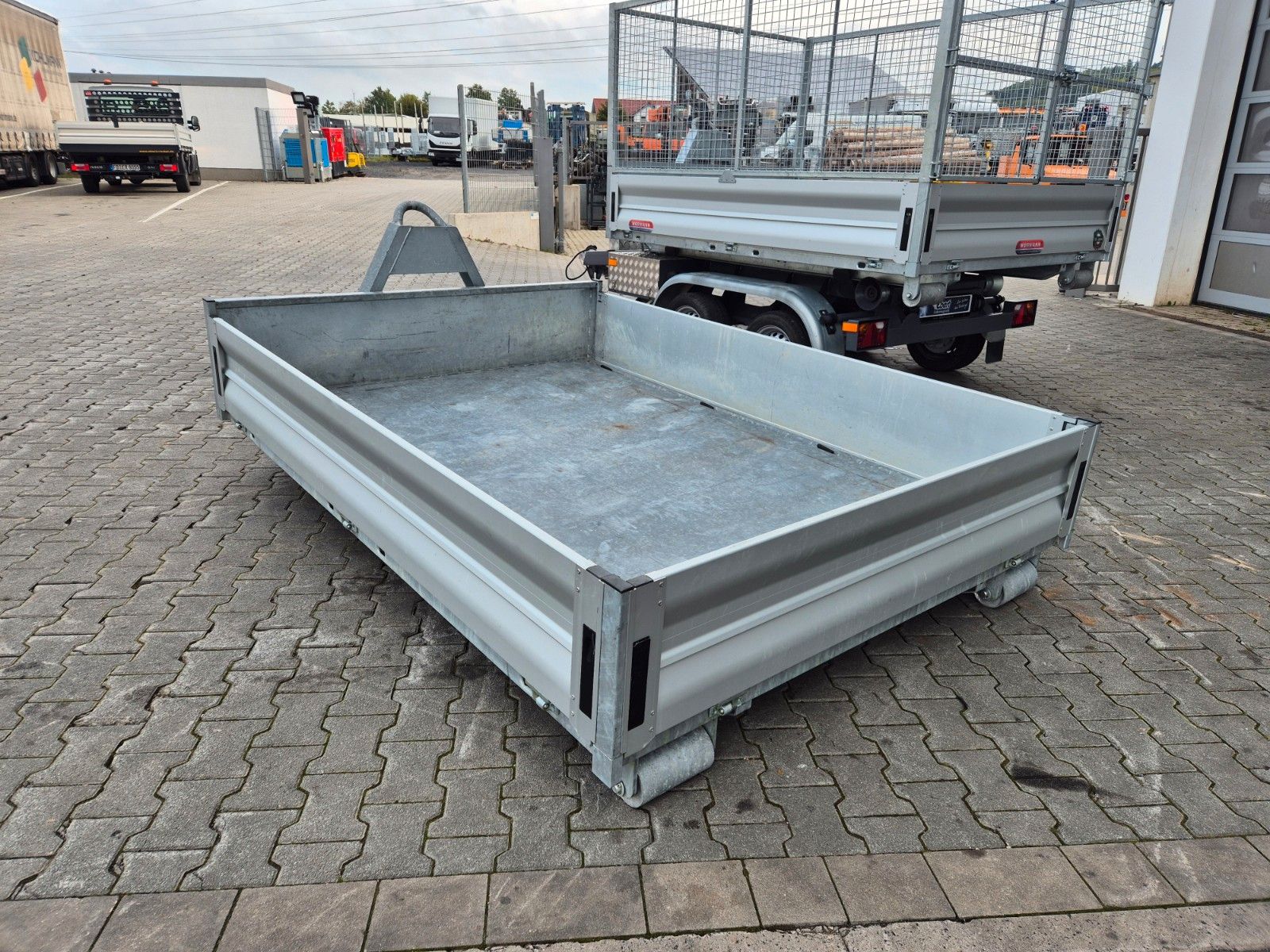 Fahrzeugabbildung Wörmann Abrollkipper Mulde Gitterbox