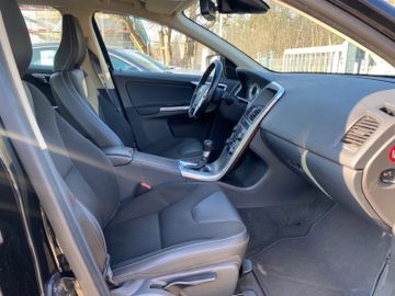 Fahrzeugabbildung Volvo XC60 2.0 2WD *SHZ*Bluetooth*AHK*Tempomat*