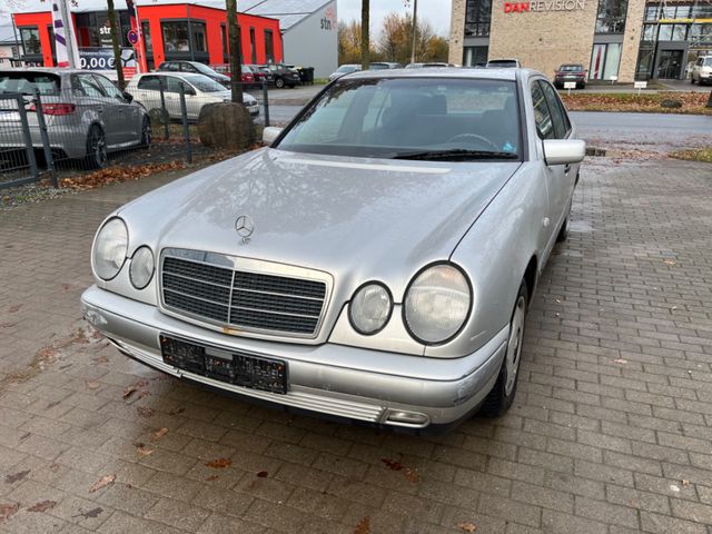 Mercedes-Benz E 230 Tempomat Navi Autom. Radio/CD Schiebedach