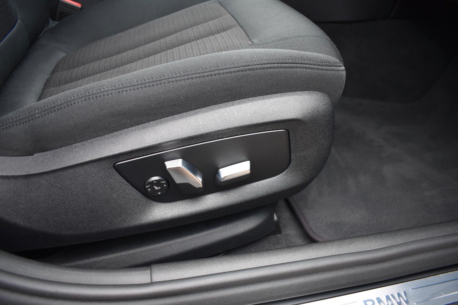 Fahrzeugabbildung BMW 520d Touring M Sportfahrwerk HUD AHK Keyless ACC