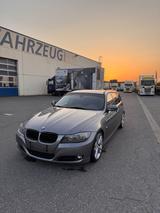 BMW 320i Touring -AHK*NAVI*LEDER*ST-FAHRWERK - BMW 320 aus 2011: 320i