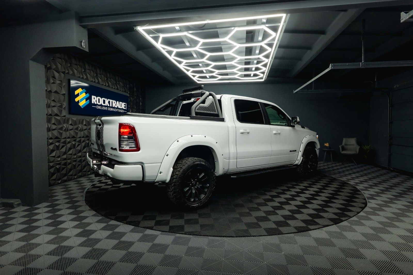 Fahrzeugabbildung Dodge RAM 5.7 V8 HEMI 4x4 OFFROAD Night-Paket *LED*