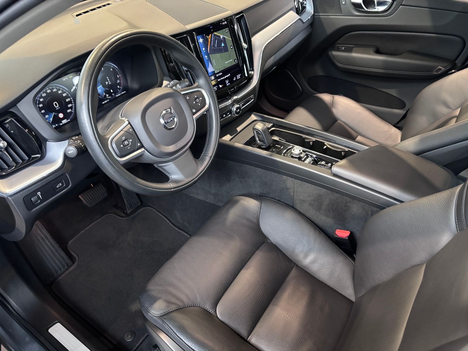 Fahrzeugabbildung Volvo XC60 Momentum Pro 2WD RFK LED LEDER