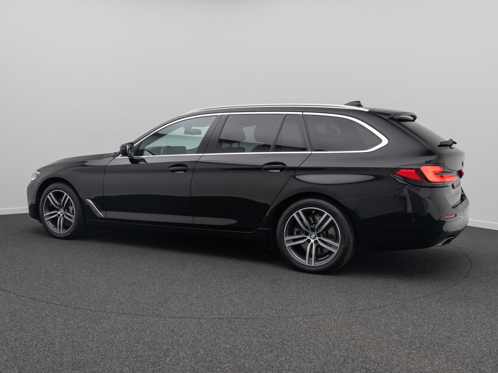 Fahrzeugabbildung BMW 530d xD Alarm HUD DAB Kamera DisplayKey Panorama