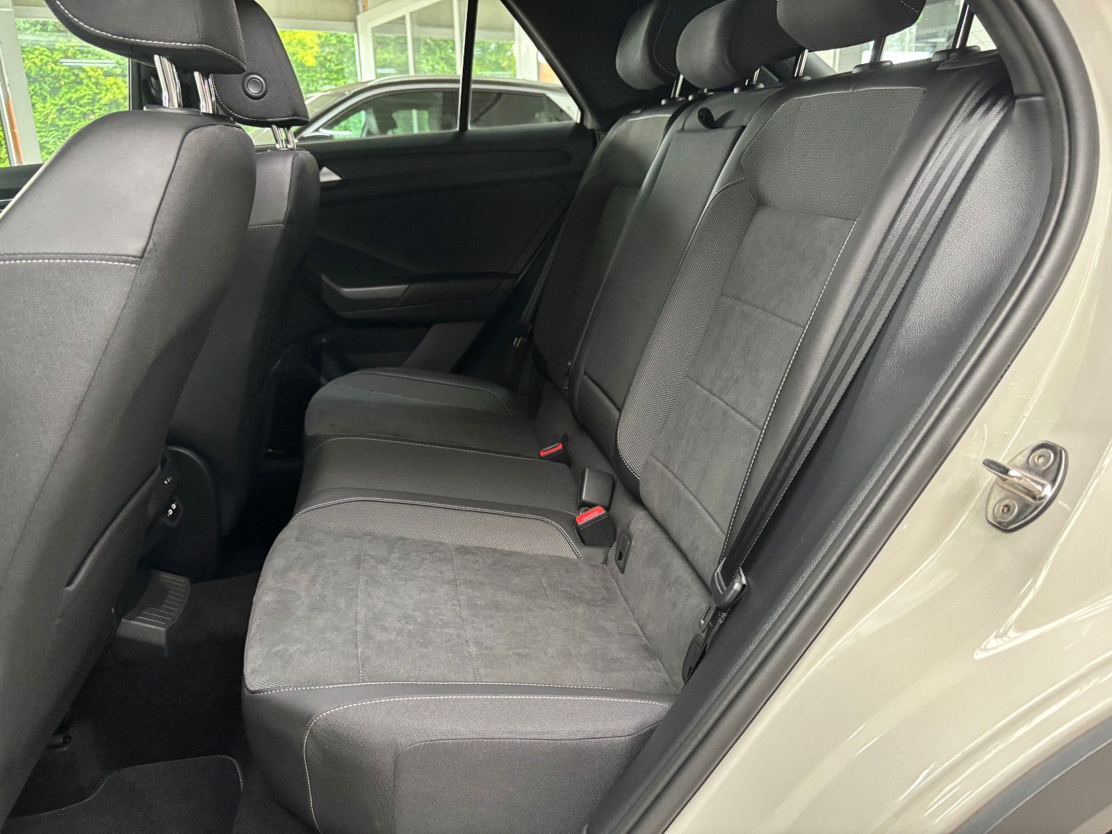 Fahrzeugabbildung Volkswagen T-Roc R-Line 1.5l TSI DSG + Kamera + AHK +