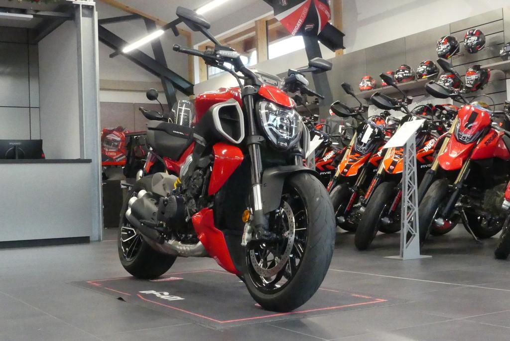 Ducati DIAVEL V4 