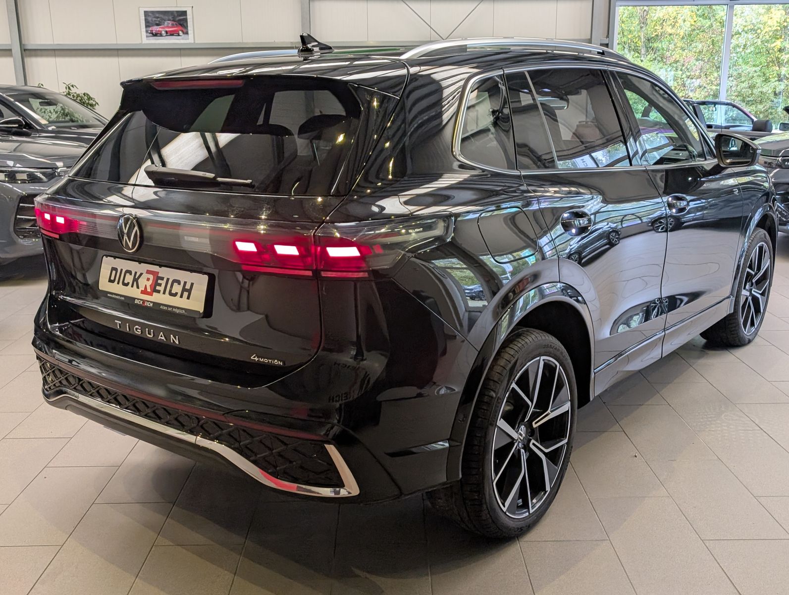 Fahrzeugabbildung Volkswagen Tiguan 2.0TDI R-Line 4M Pano H/K AHK Matrix 20"