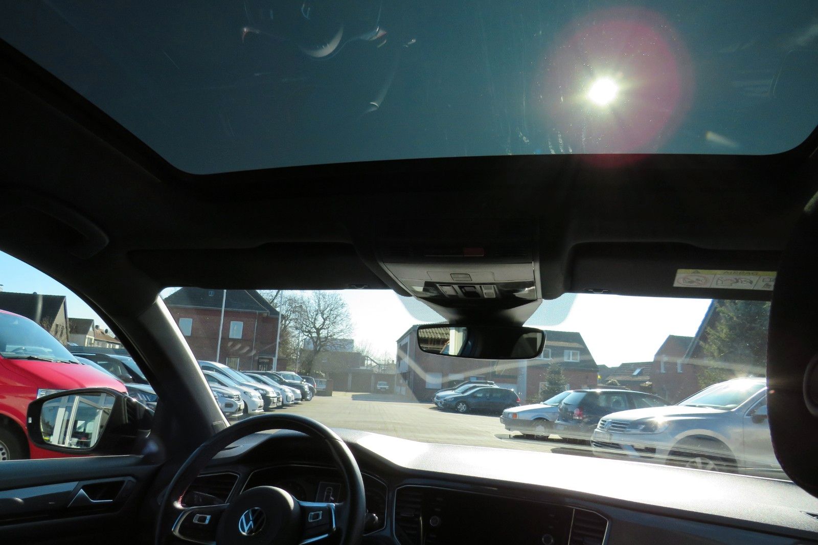 Fahrzeugabbildung Volkswagen T-Roc SPORT PANO AHK LED NAVI ACC PDC SITZH. 1.H