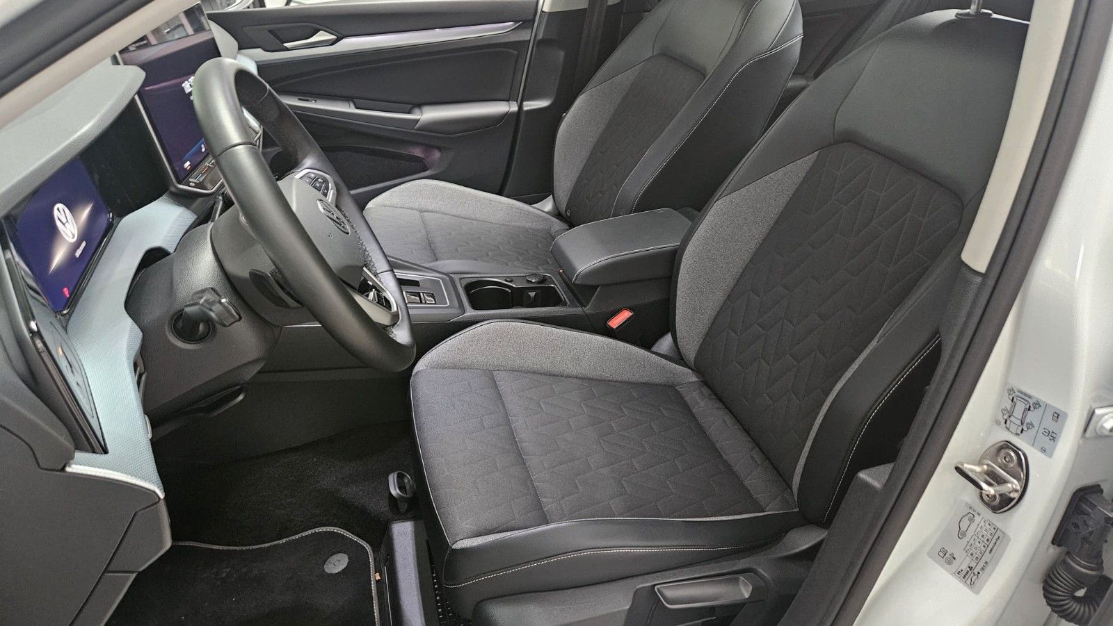Volkswagen Golf VIII Lim 1.5 eTSI Goal DSG Navi DiscoverPRO foto 16