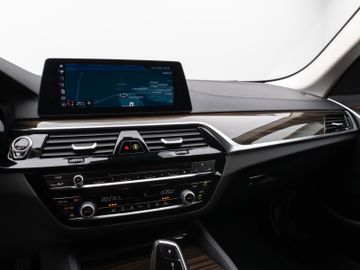 Fahrzeugabbildung BMW 530i LuxuryLine Kamera HUD Komfort SoftCl Alarm