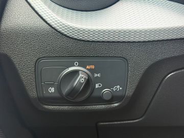 Audi Q2 35 TFSI basis 7-Gang S tronic|Kamera|Navi|LED