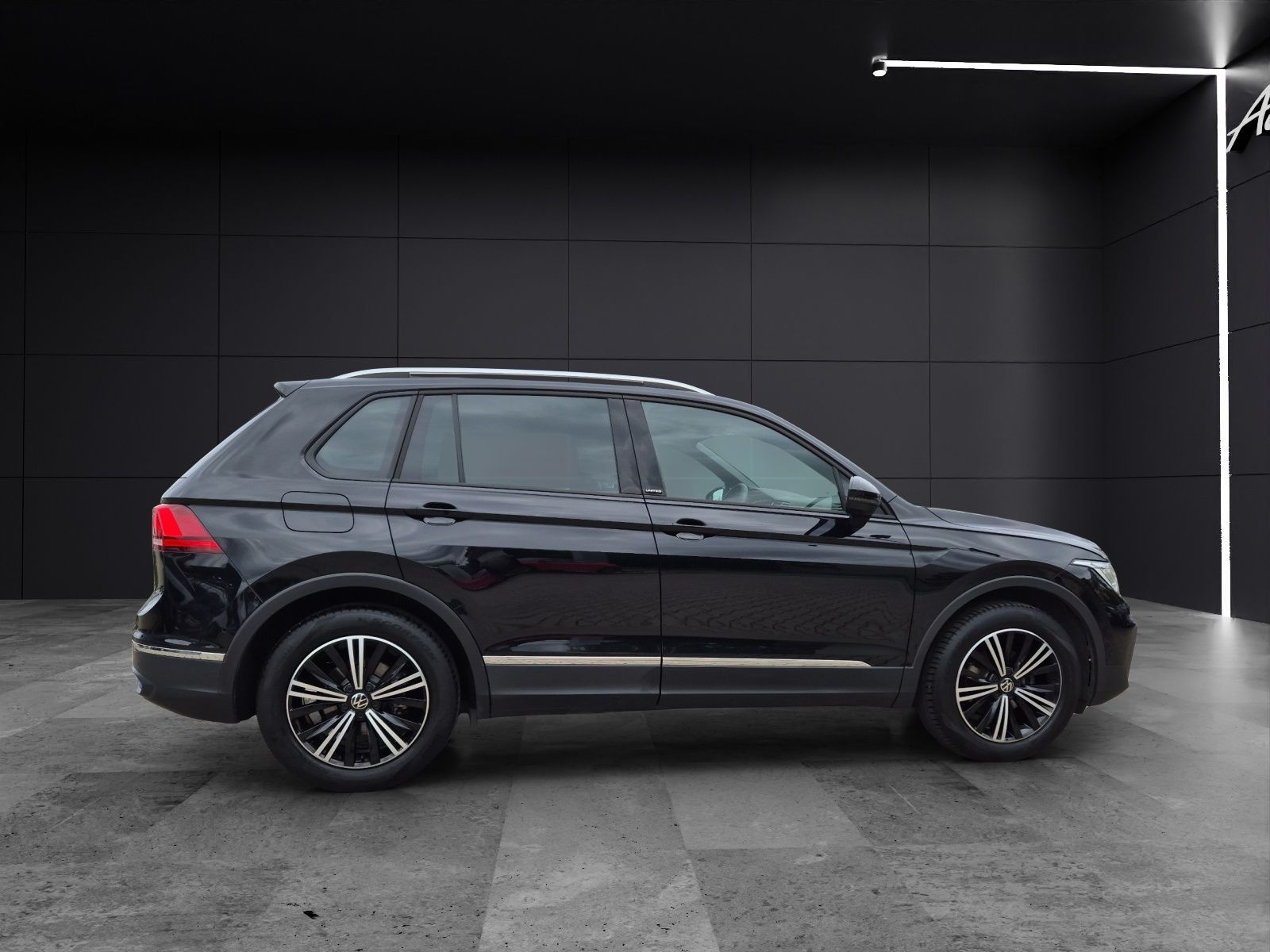 Fahrzeugabbildung Volkswagen Tiguan TSI United DSG LED Navi AID ACC Park-Assi