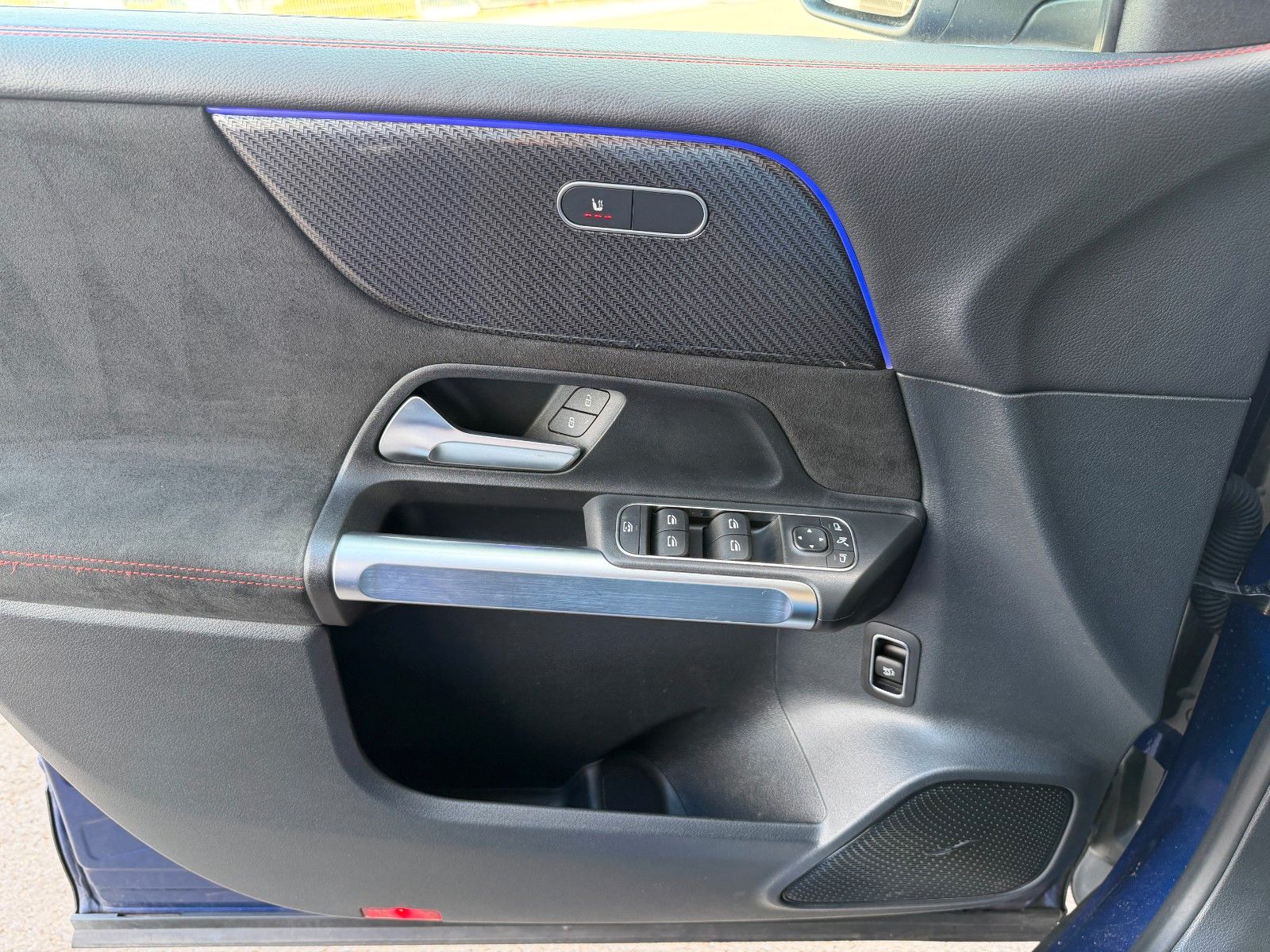 Fahrzeugabbildung Mercedes-Benz GLB 200 AMG MBUX+AMBIENTE+R-Kamera+Carbon+ALARM