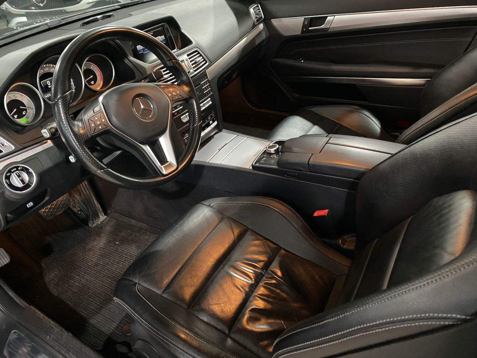 Fahrzeugabbildung Mercedes-Benz E 220 d BlueTec Sport/Leder/Pano/LED/1.Hand/