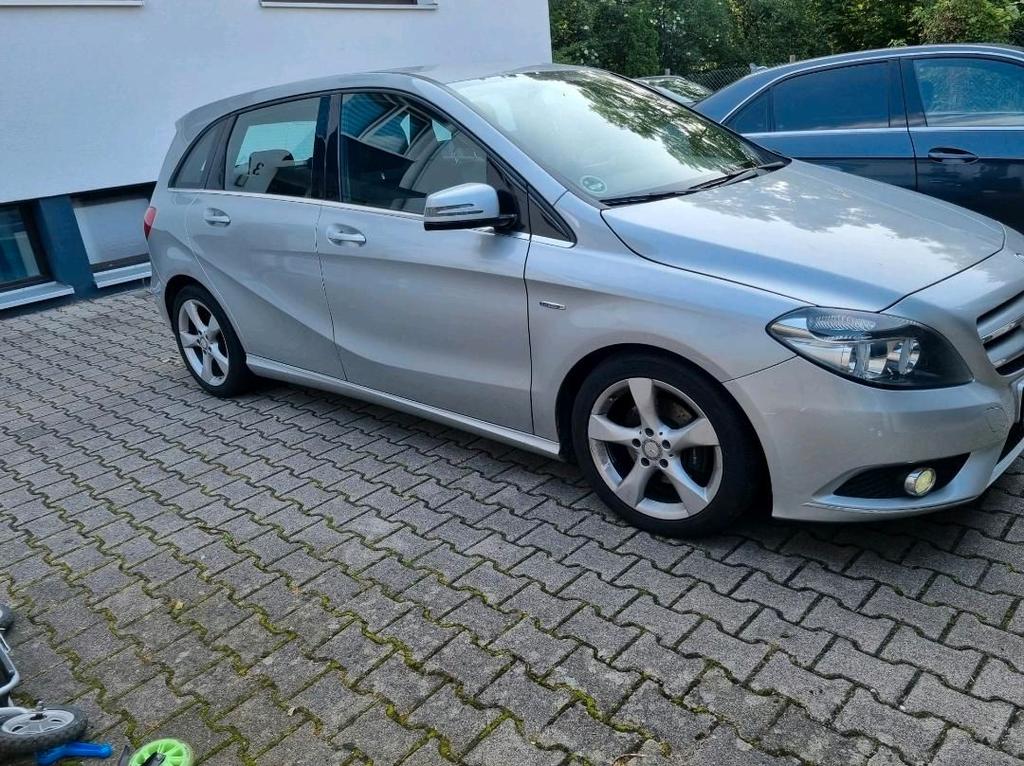 Mercedes-Benz B 200