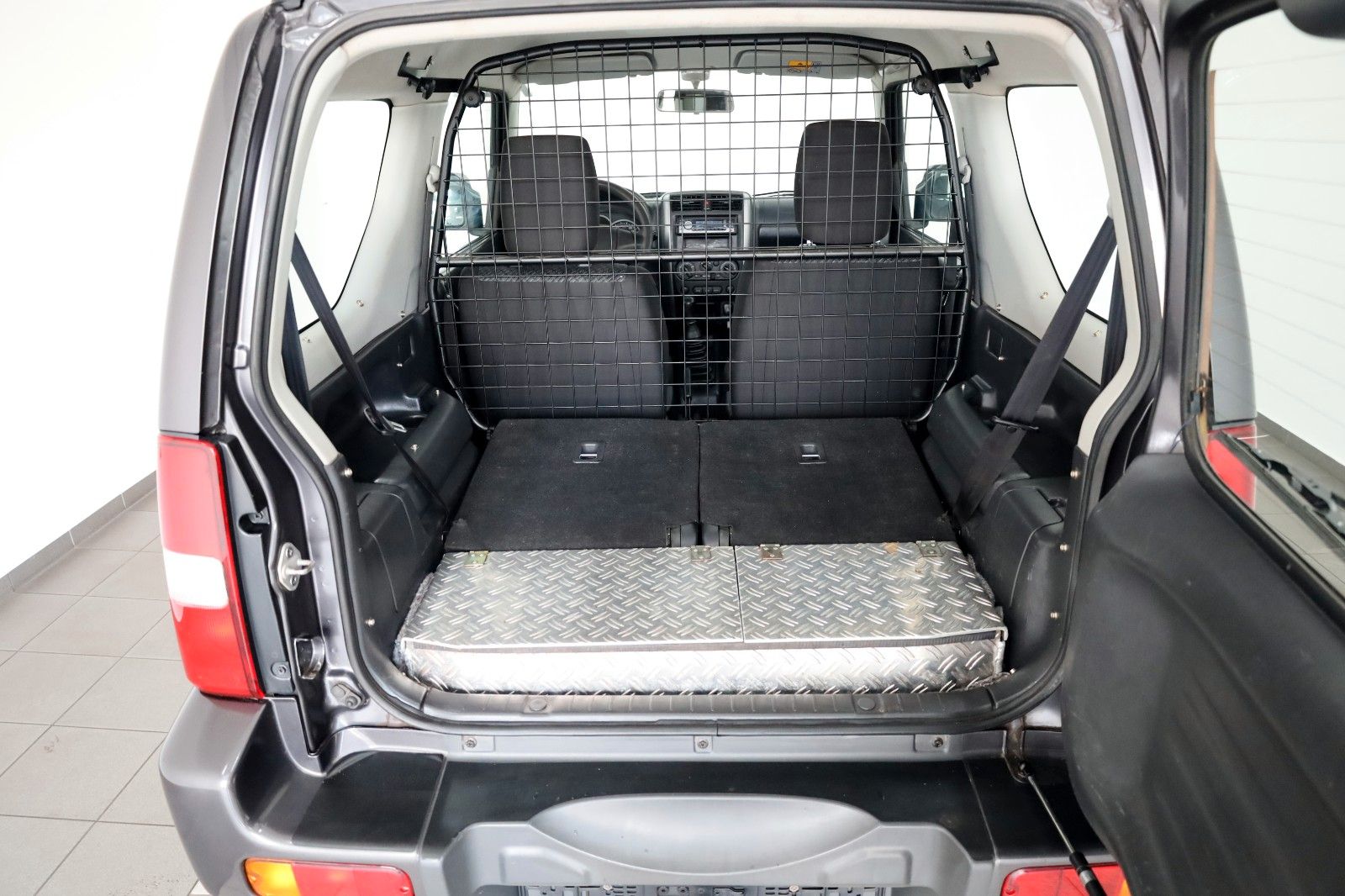 Fahrzeugabbildung Suzuki Jimny Club Modellpflege, 8 fach bereift,AHK