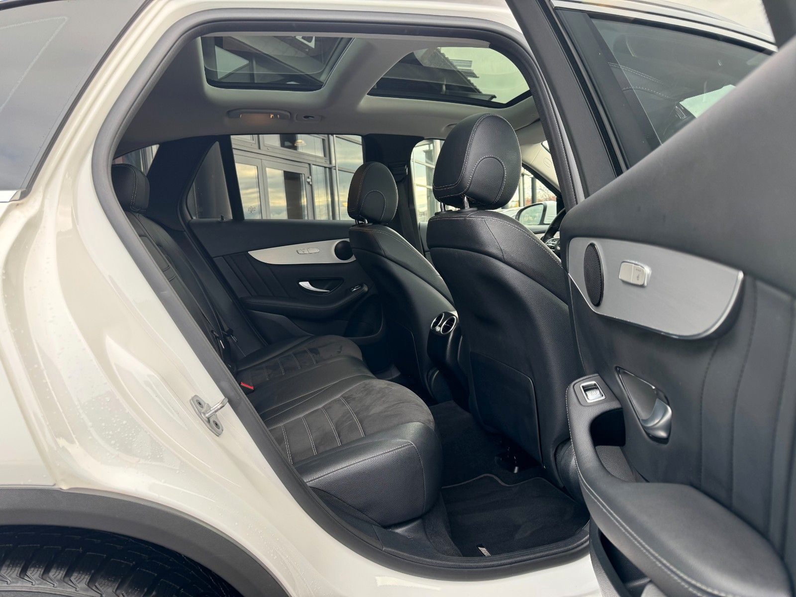 Fahrzeugabbildung Mercedes-Benz GLC 200 4M AMG+Pano+Distr+StandH+AHK+360+HUD