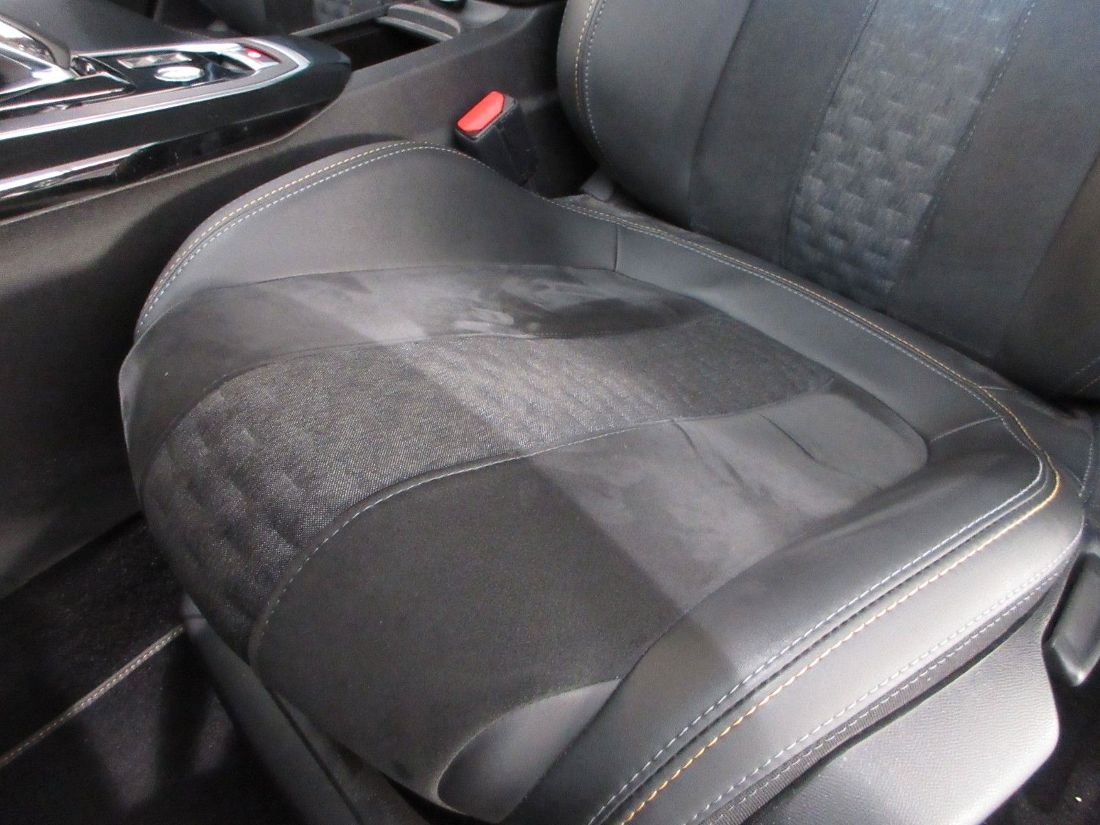 Fahrzeugabbildung Peugeot 308 Allure 1.2T LED/NAVI/R´CAM/PDC/VIRTUAL