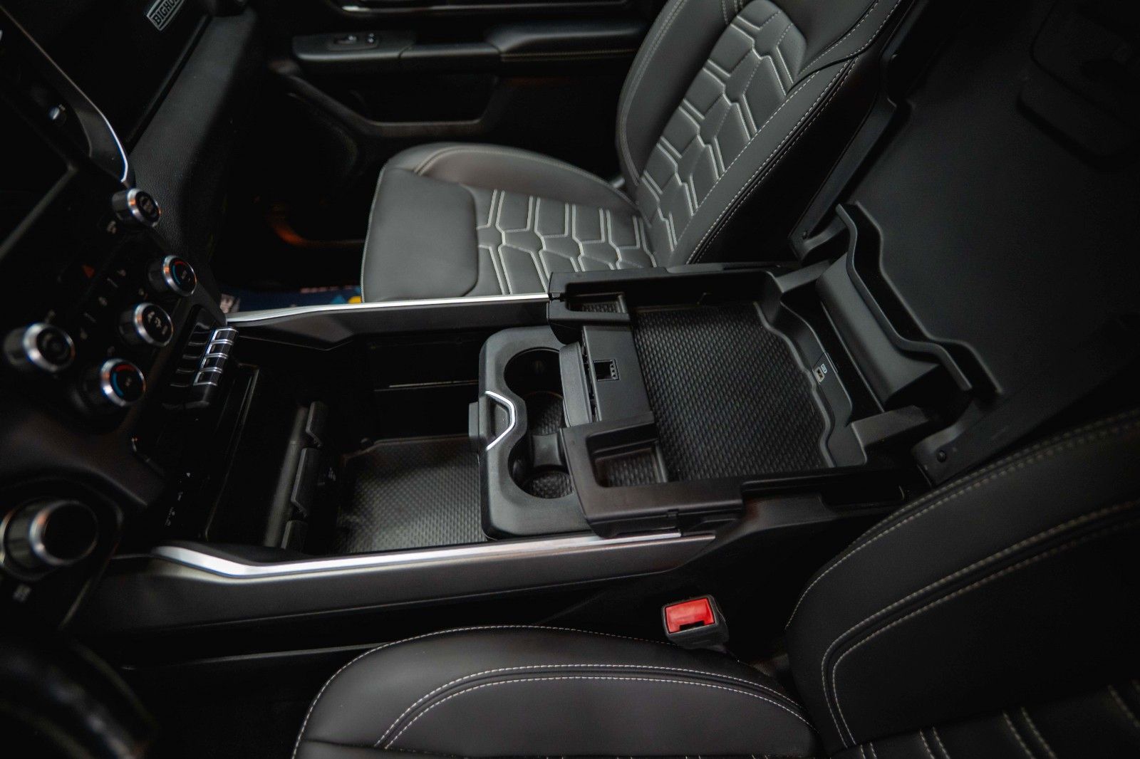 Fahrzeugabbildung Dodge RAM 5.7 V8 HEMI 4x4 OFFROAD Night-Paket *LED*