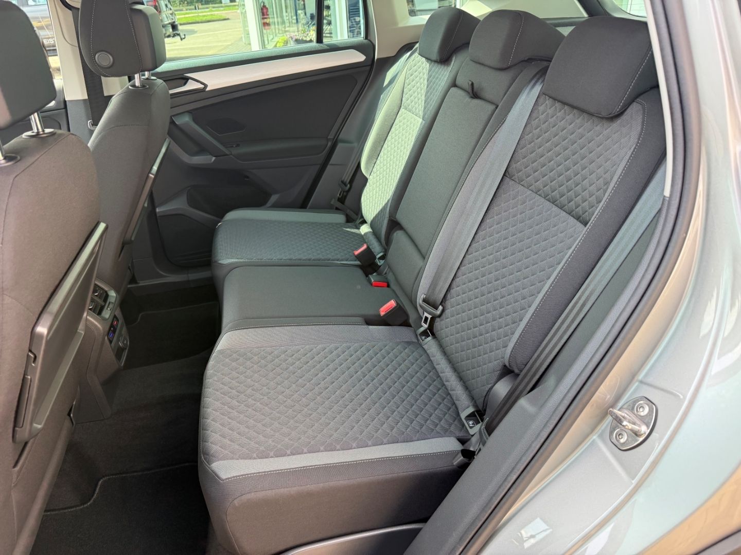 Fahrzeugabbildung Volkswagen Tiguan Comfortline ACC Navi LED PDC RFK WiPa Sic