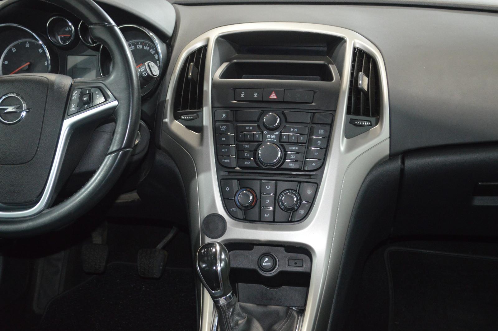Opel Astra 2011 — photo 8