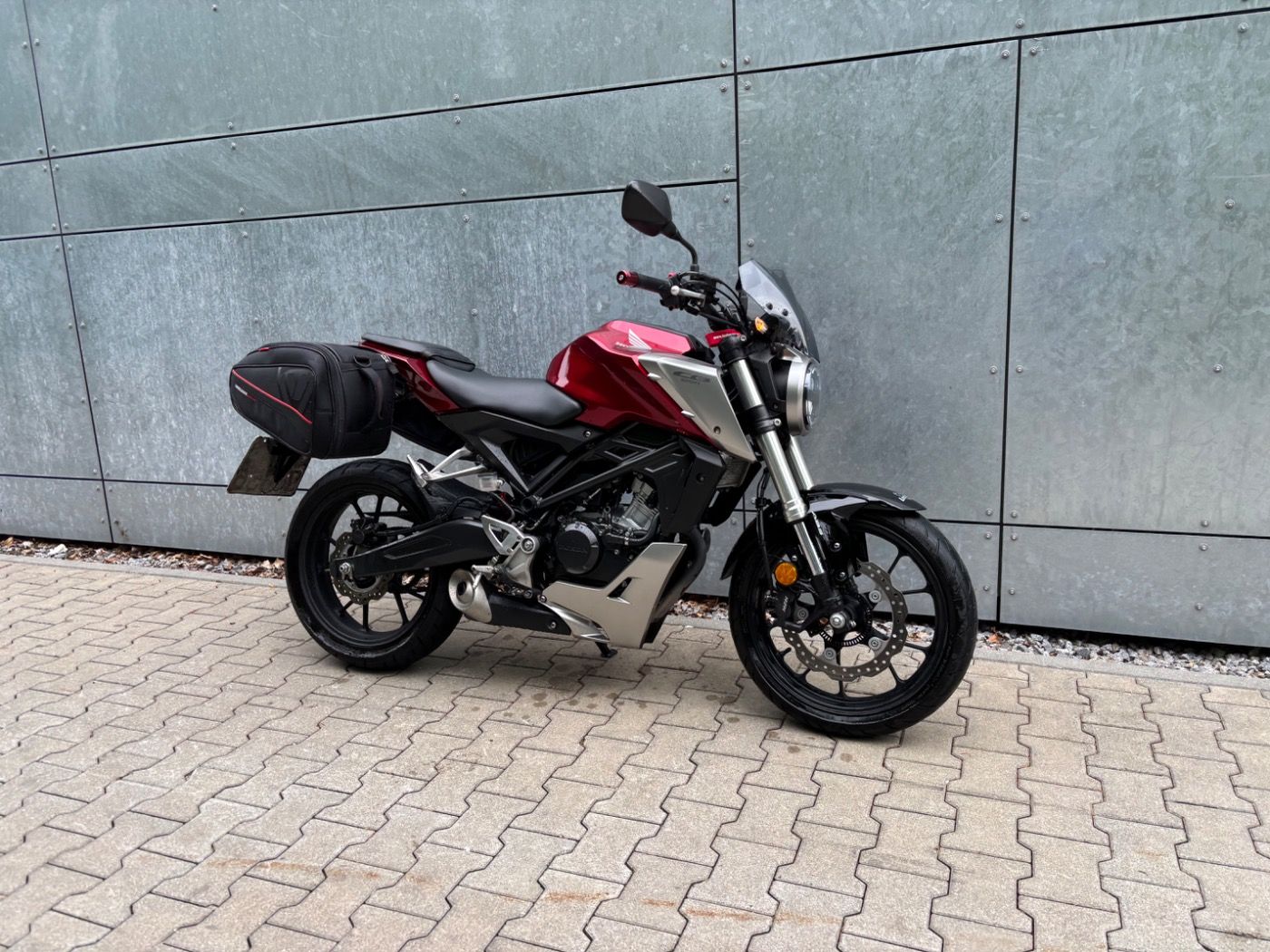 Fahrzeugabbildung Honda CB 125 R, Koffer, Windschild