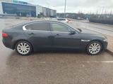 Jaguar XE  - blaue Jaguar XE