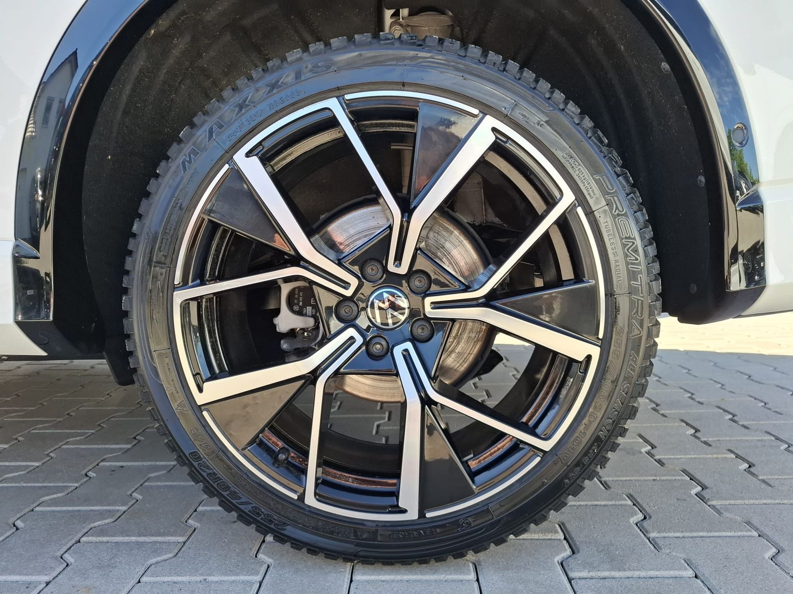 Fahrzeugabbildung Volkswagen Tiguan 2.0 TDI 4M R-Line BLACK*PAN*HK*AHK*MATRIX