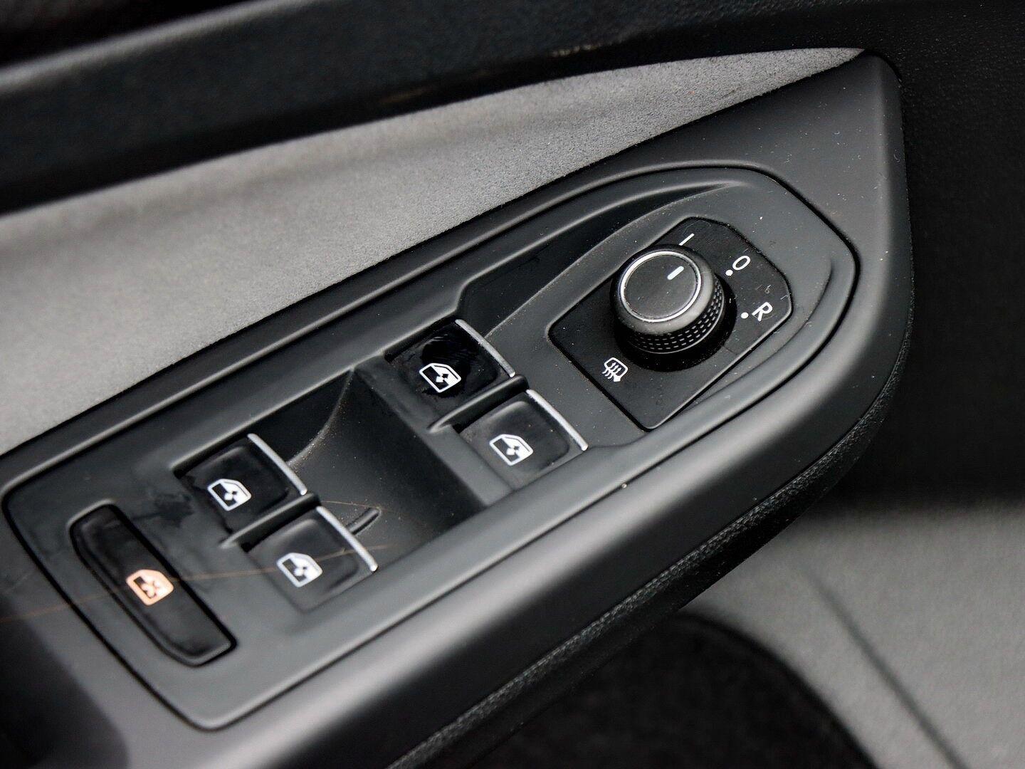 Volkswagen Golf VIII R-Line 1.5 TSI OPF LED/STANDHZ./NAVI/H, миниатюра 14