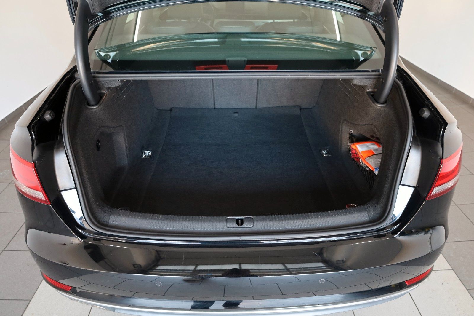 Fahrzeugabbildung Audi A4 Lim. quattro S Line T.Leder,Navi,Xenon,SH,PDC